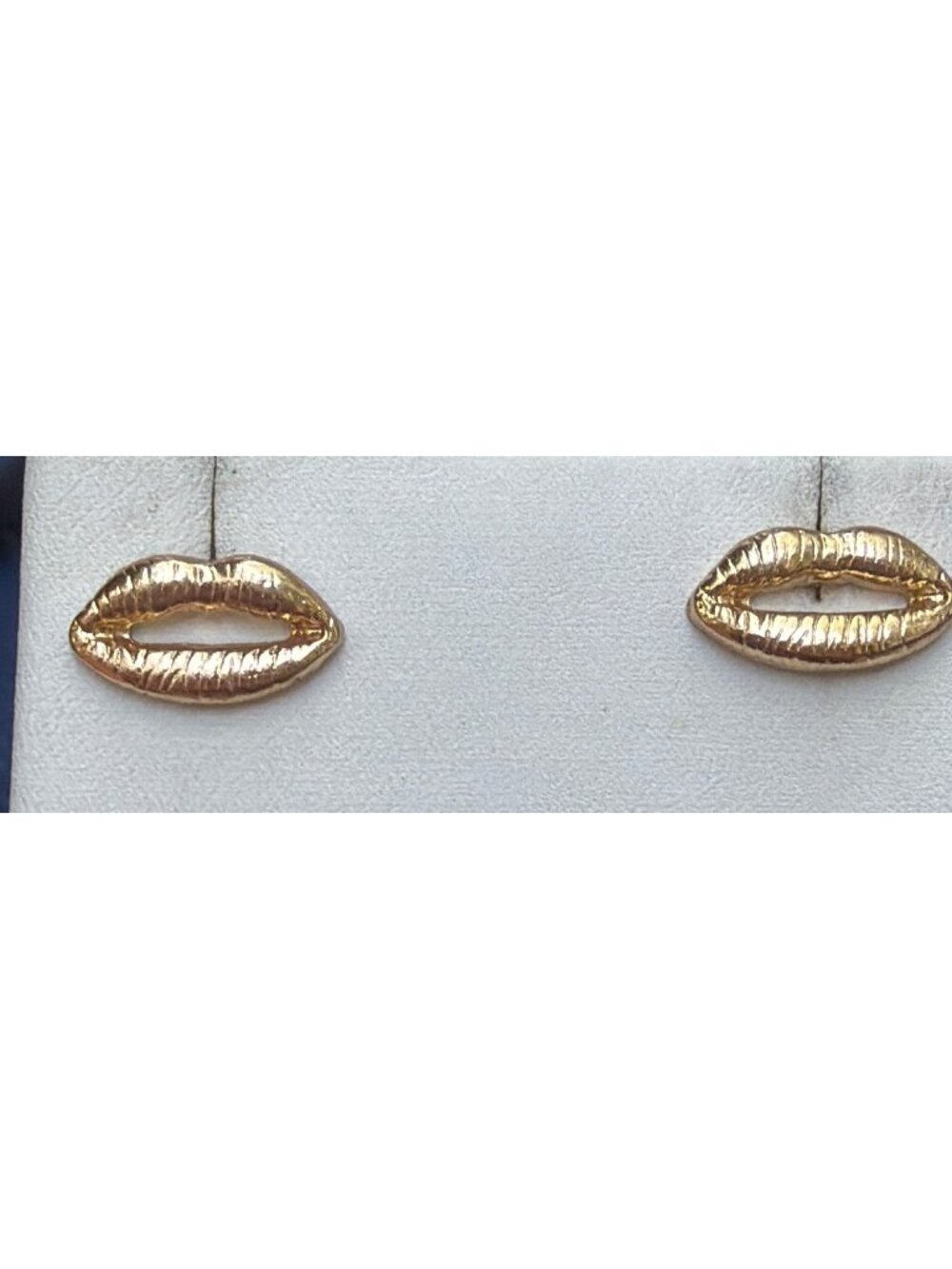 Gold Tone Lips Stud Earrings Textured Open Work Kiss 5/8" Lightweight 2.44g